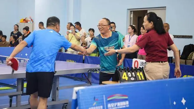 四射的青年, 乒乓球在我, 者提供了公 四射的青年, 乒乓球在我, 者提供了公